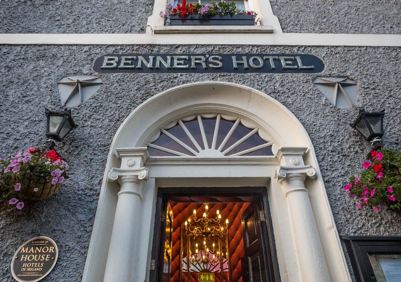 Отель Dingle Benners Hotel Дингл