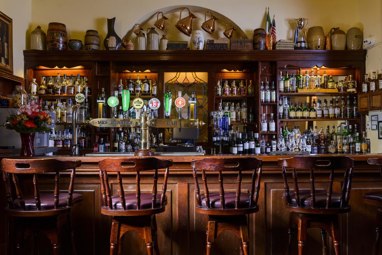 Отель Dingle Benners Hotel Дингл